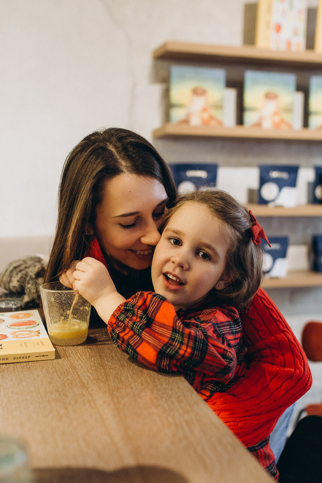 Мама с дочкой в кафе