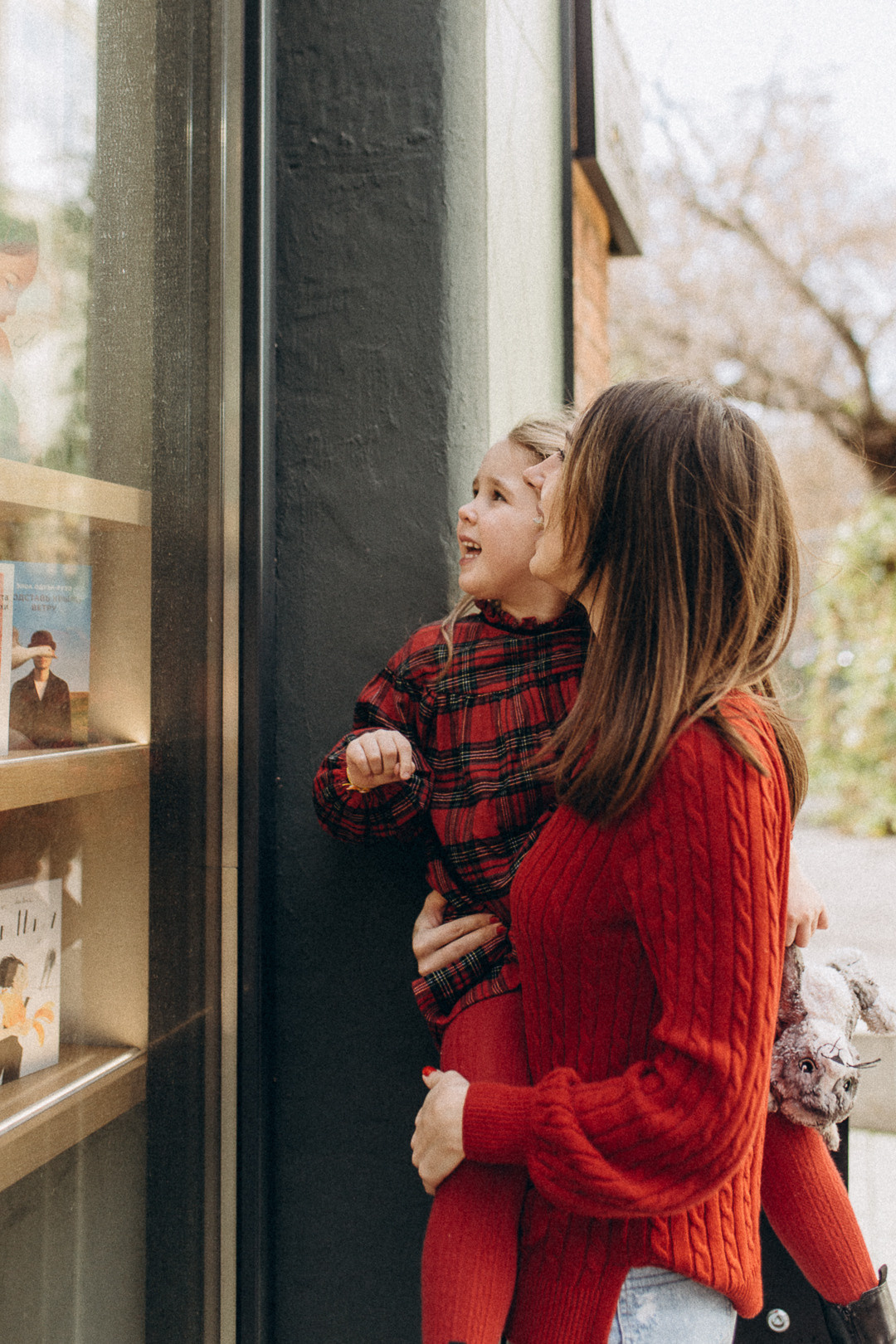 Мама с дочкой в кафе