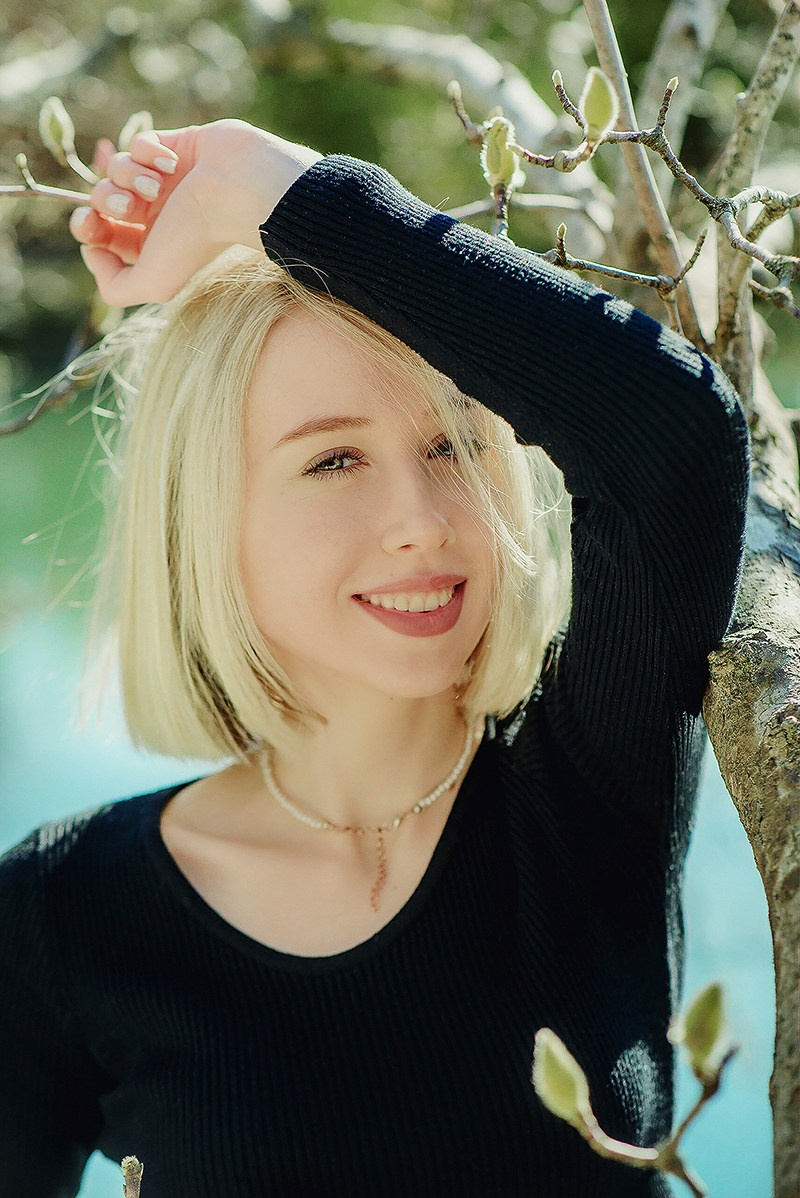 девушка смеется в парке "южные культуры"