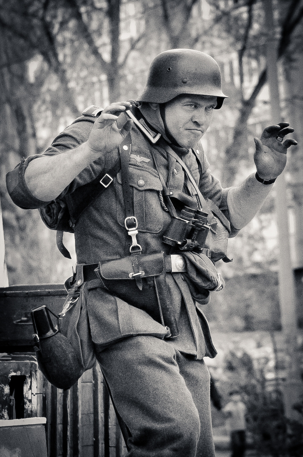 Немецкий солдат сдаётся в плен подняв руки