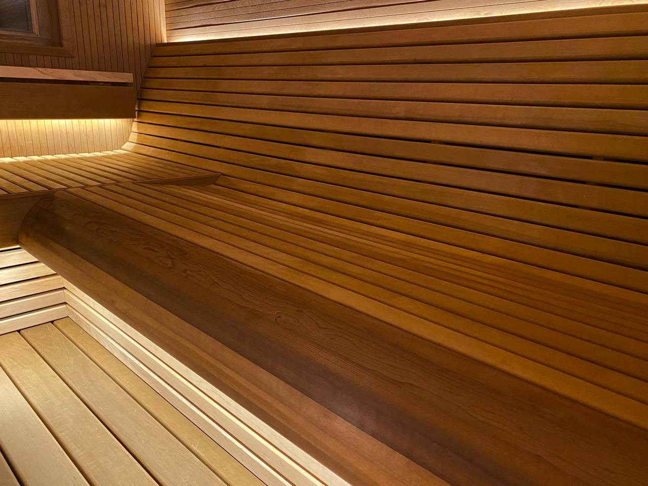 Парная, в которой есть даже Диван! Все детали в ней из термоольхи, а печь с автозаливом сама поддержит температурно- влажностный режим. SaunaTopMasters