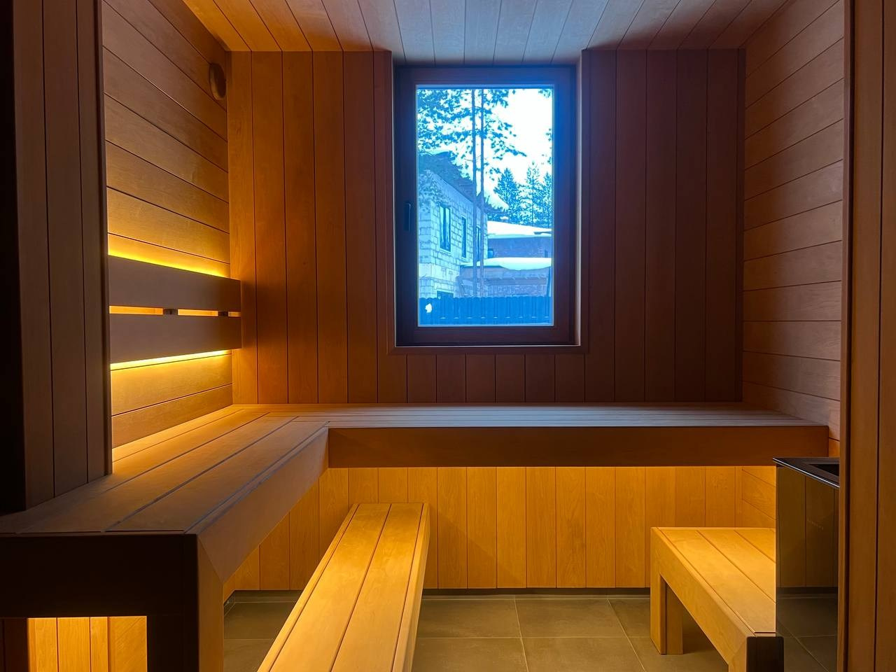 Тёплая парная для коллег из «Печи Горбунова» в Рощино: Sangens в чёрном стекле, широкая термоольха и панорамная входная группа. SaunaTopMasters