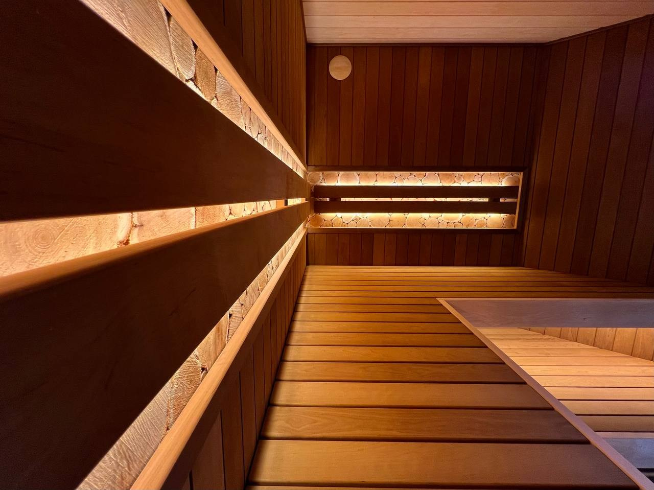 Неправильная форма помещения- не недуг, а преимущество. Парная в Александровской со стеклянным фасадом- явный тому пример. SaunaTopMasters