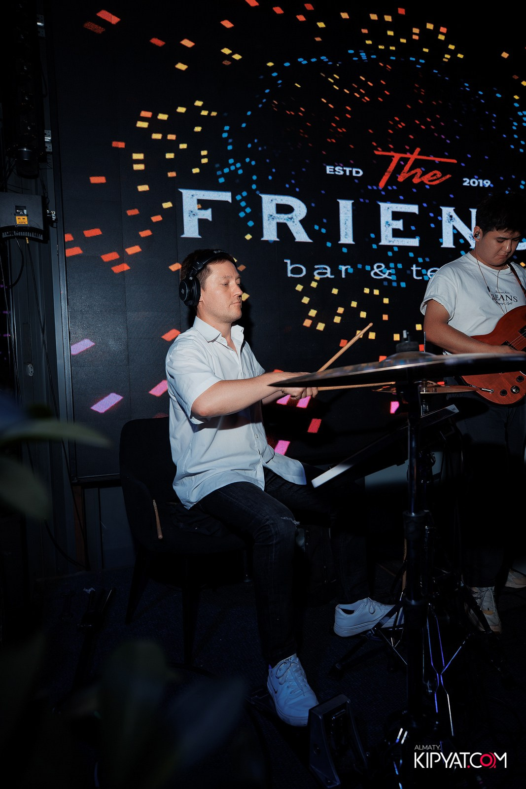 FRIENDS BAR & TERRACE. КИПЯТКОМ АЛМАТЫ!