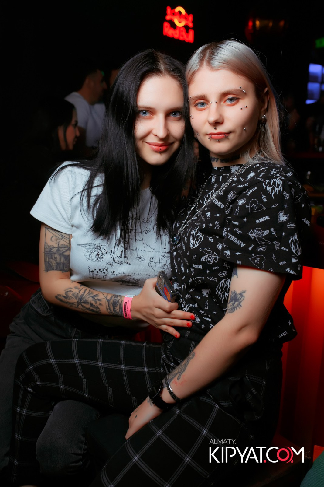 UYAT EMES BAR. КИПЯТКОМ АЛМАТЫ!