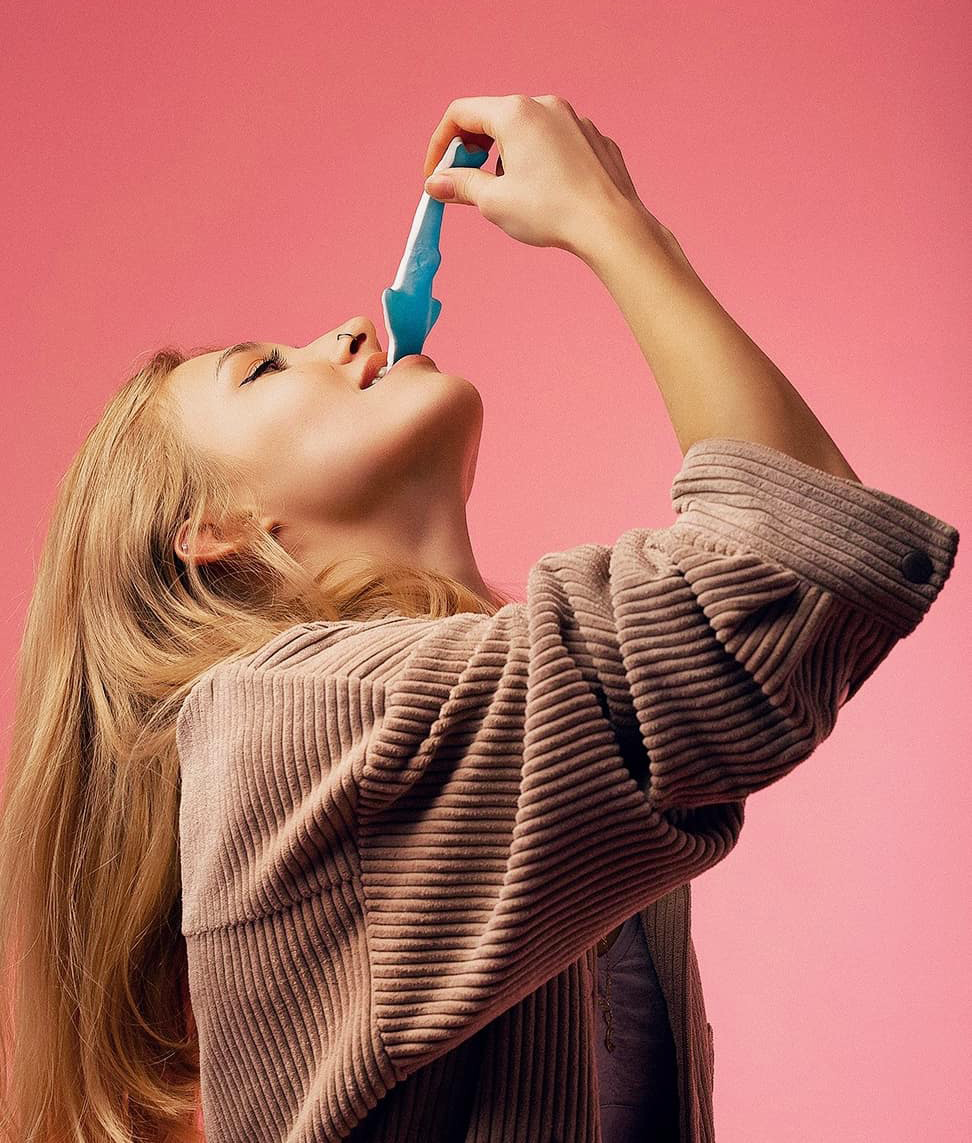 Рекламная съемка мармелада с моделью на розовом фоне