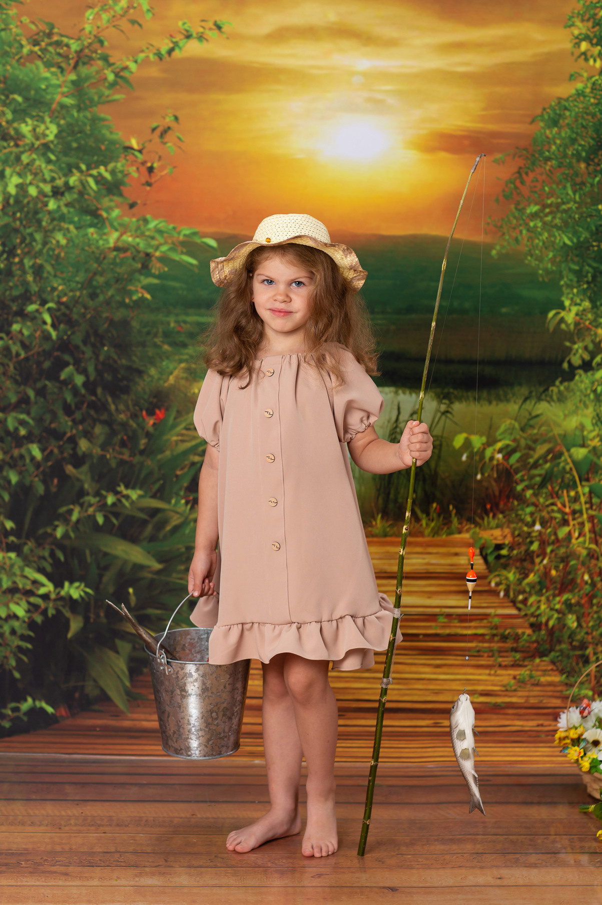 Детская тематическая костюмированная фотосессия Рыбачок. Девочка в шляпке с удочкой и ведром с рыбой.