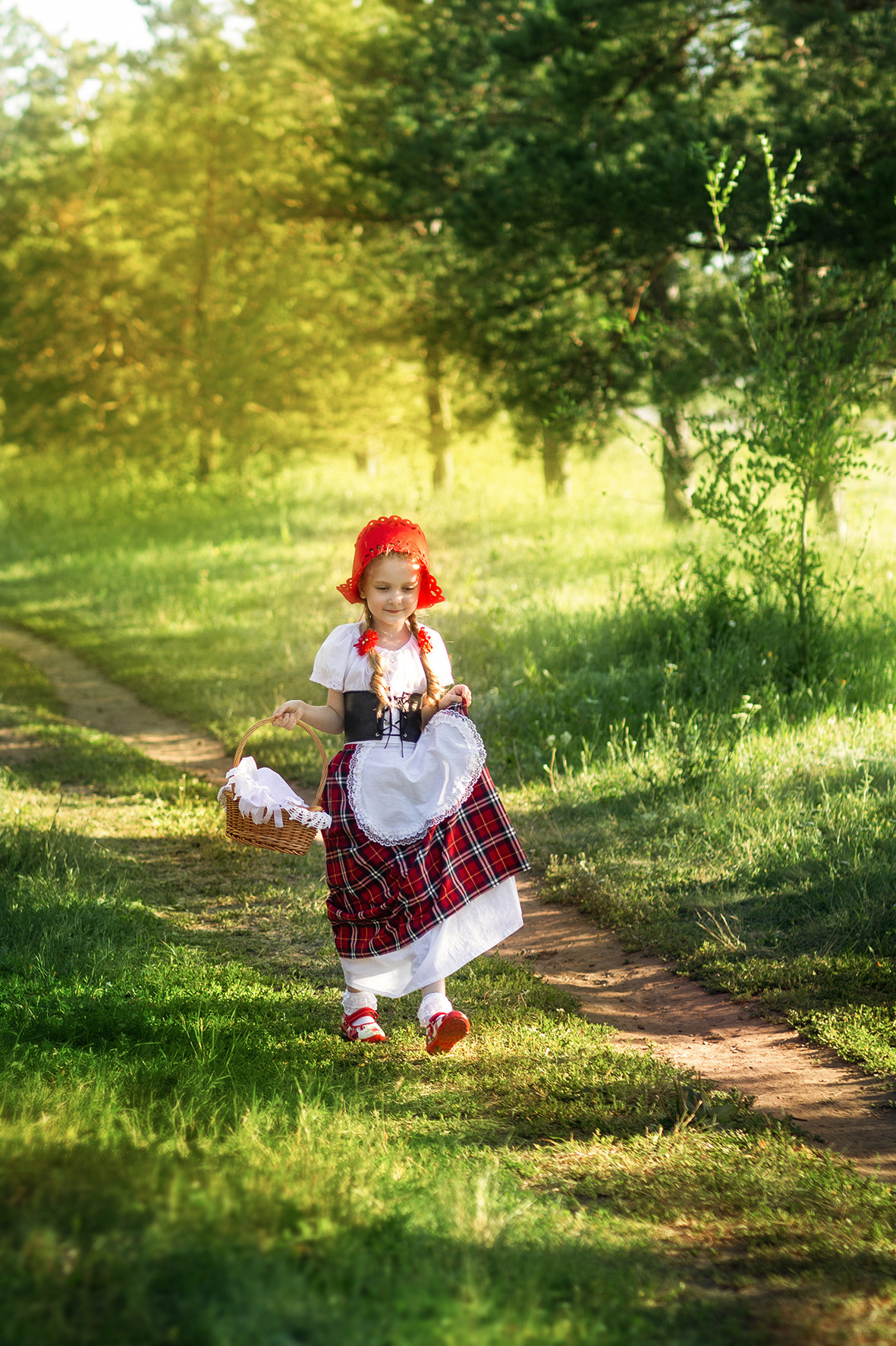 Детская тематическая костюмированная фотосессия, красная шапочка.