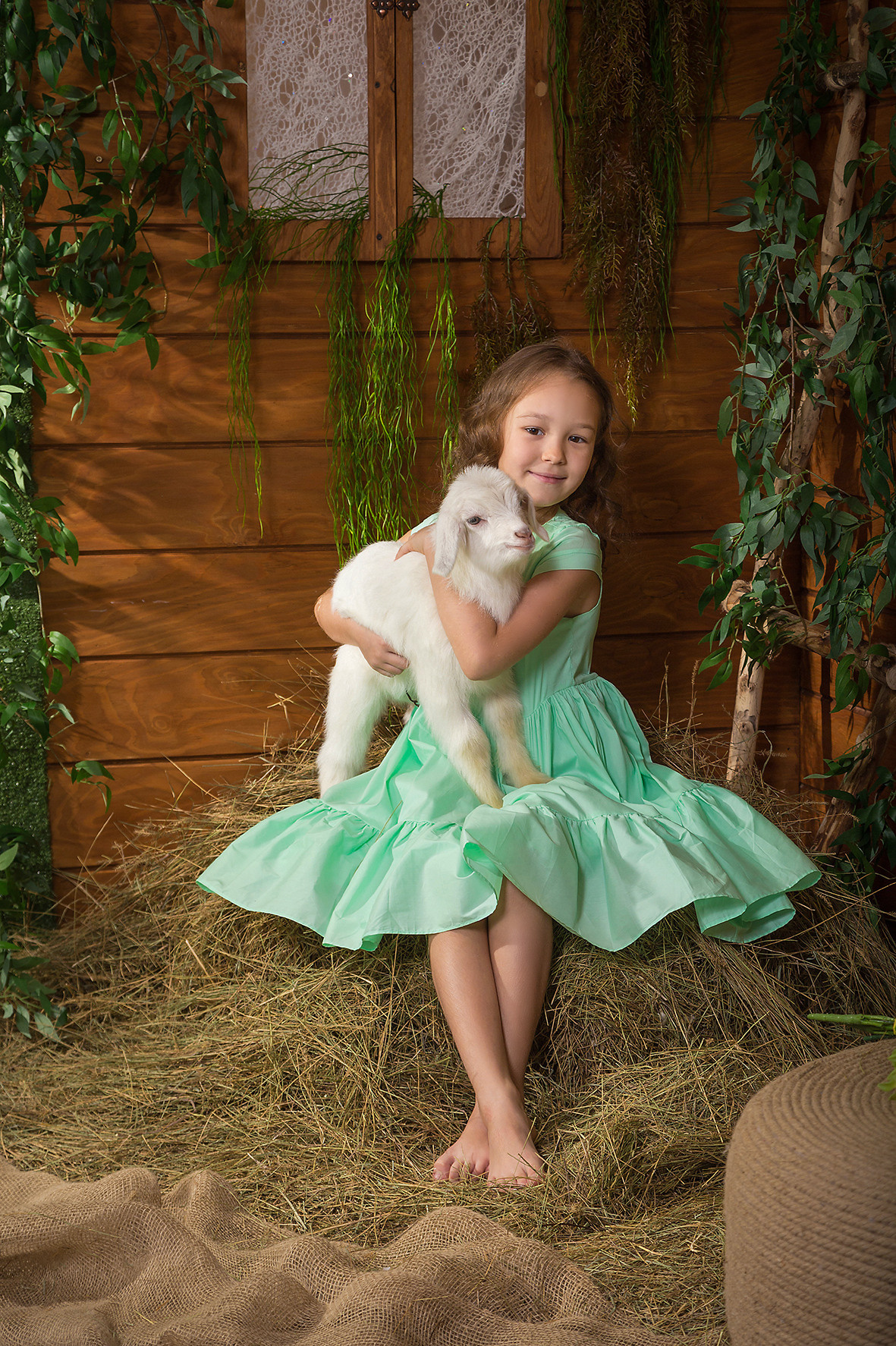 Детская тематическая фотосессия с животными, фотосессия с козлятами.