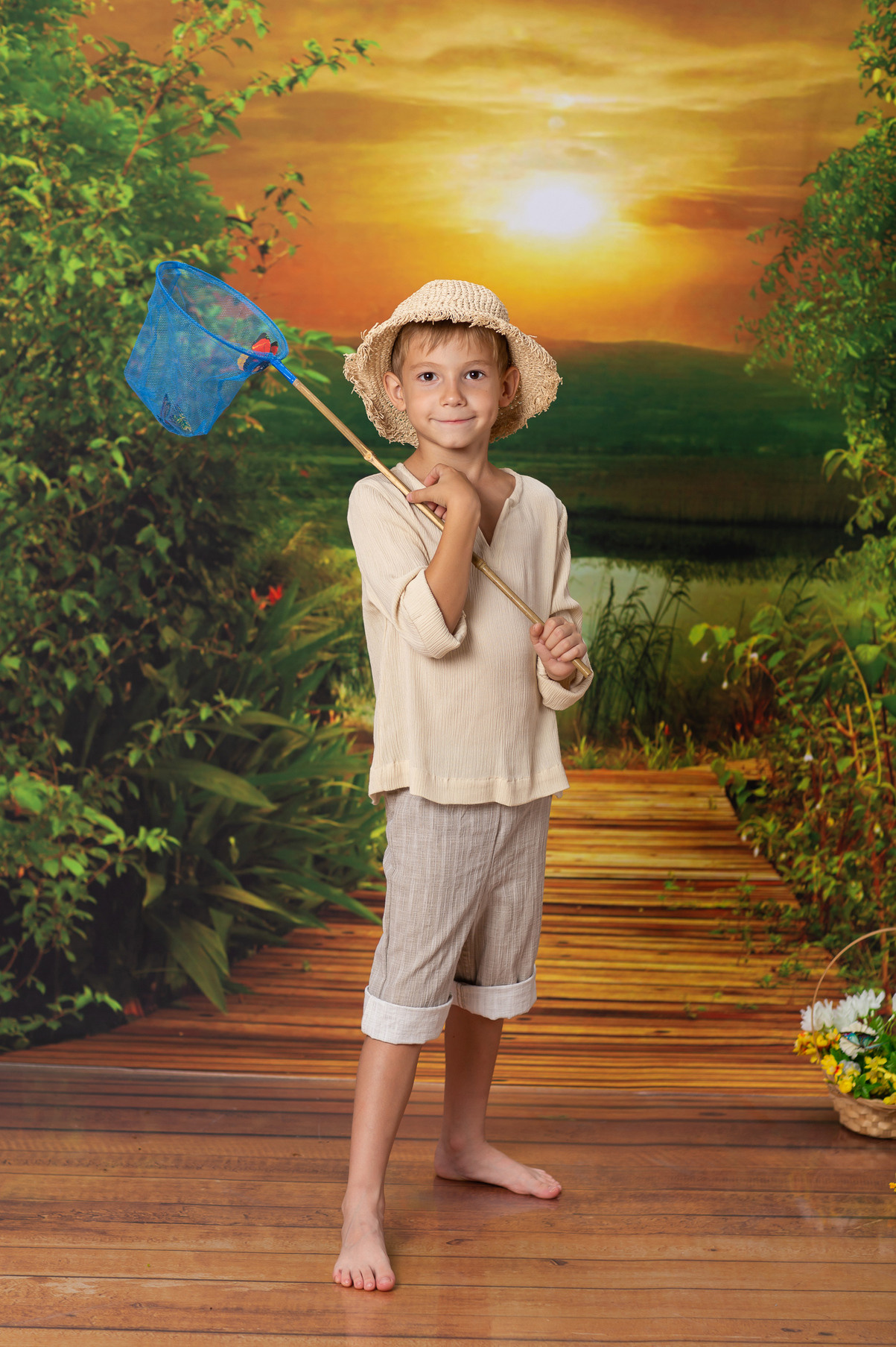 Детская тематическая костюмированная фотосессия Рыбачок. Мальчик с сачком.