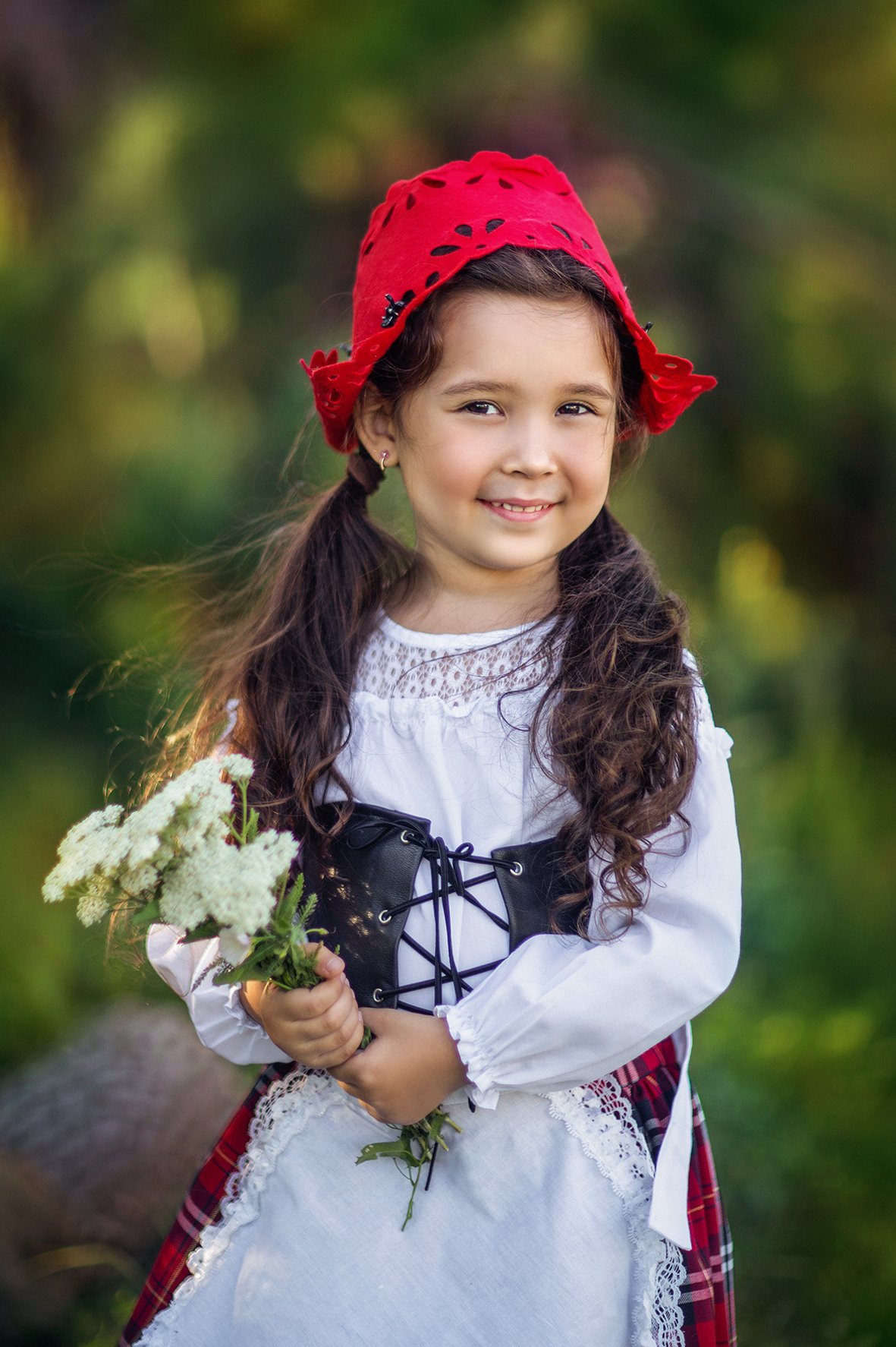 Детская тематическая костюмированная фотосессия, красная шапочка.