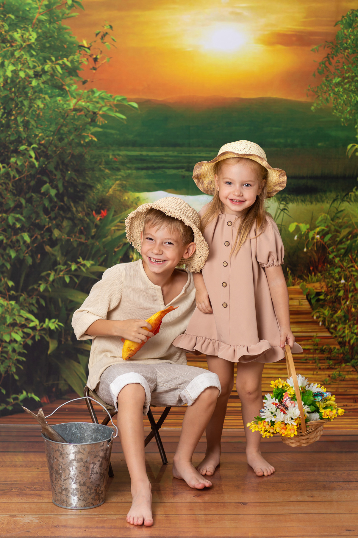 Детская тематическая костюмированная фотосессия Рыбачок. Дети рыбаки смеются и обнимаются