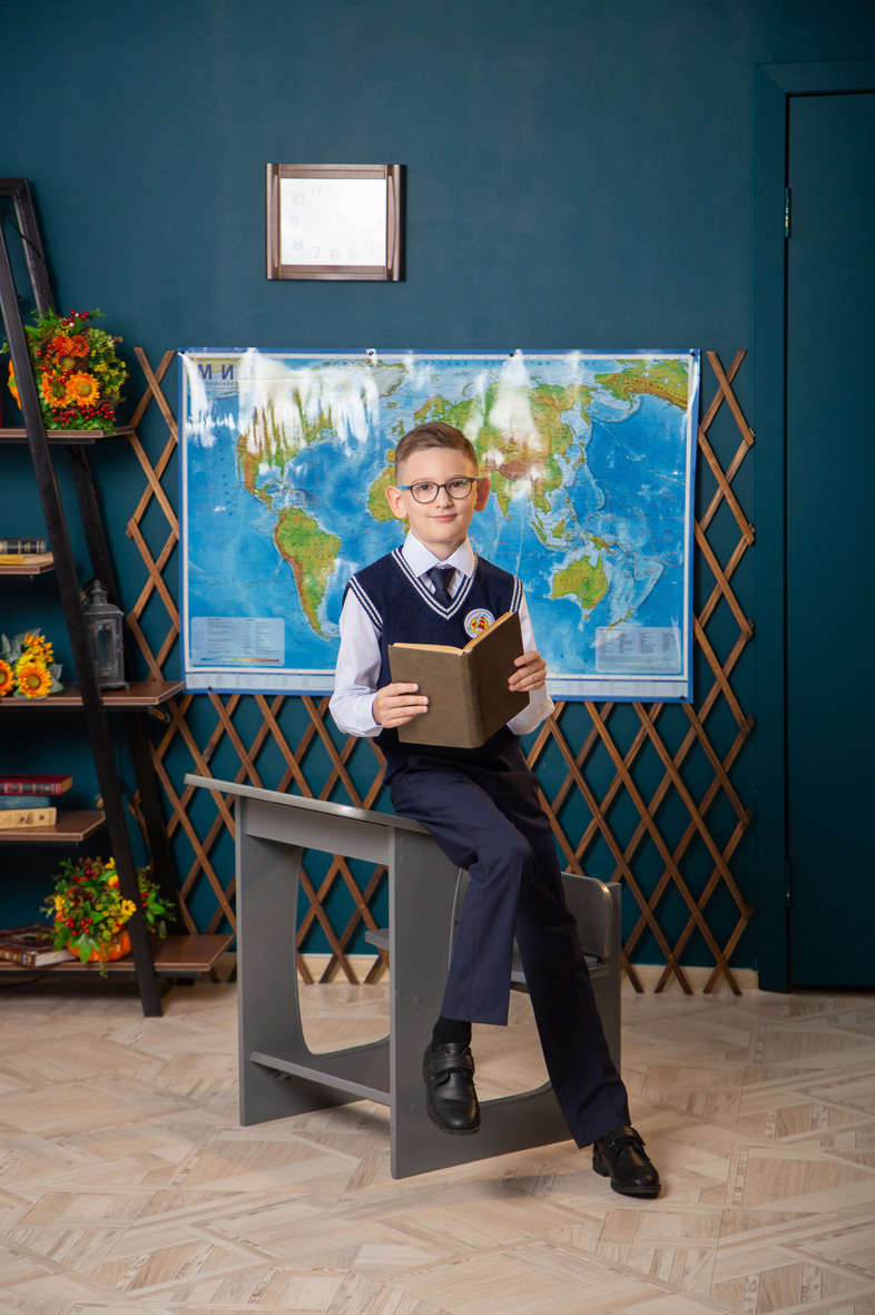 Фотосессии в студии для первоклашек и школьников. Фотограф Наталья Наконечная. Фотостудия «Ай-Би-эН»