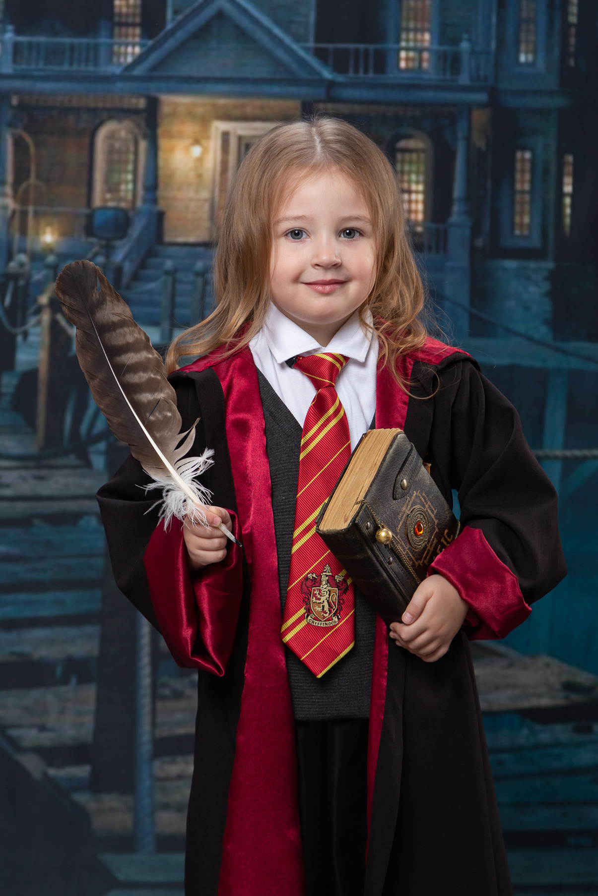 для детского сада "Гарри Поттер и Гермиона". Темиртау. Караганда. Девочка с волшебной книгой и пером в костюме Гермионы.