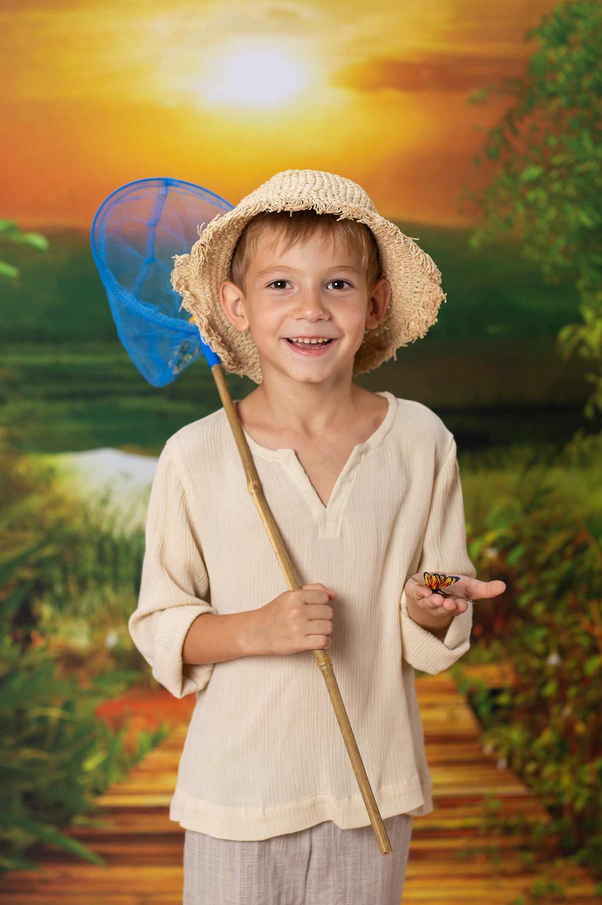 Детская тематическая костюмированная фотосессия Рыбачок. Мальчик с сачком и бабочкой