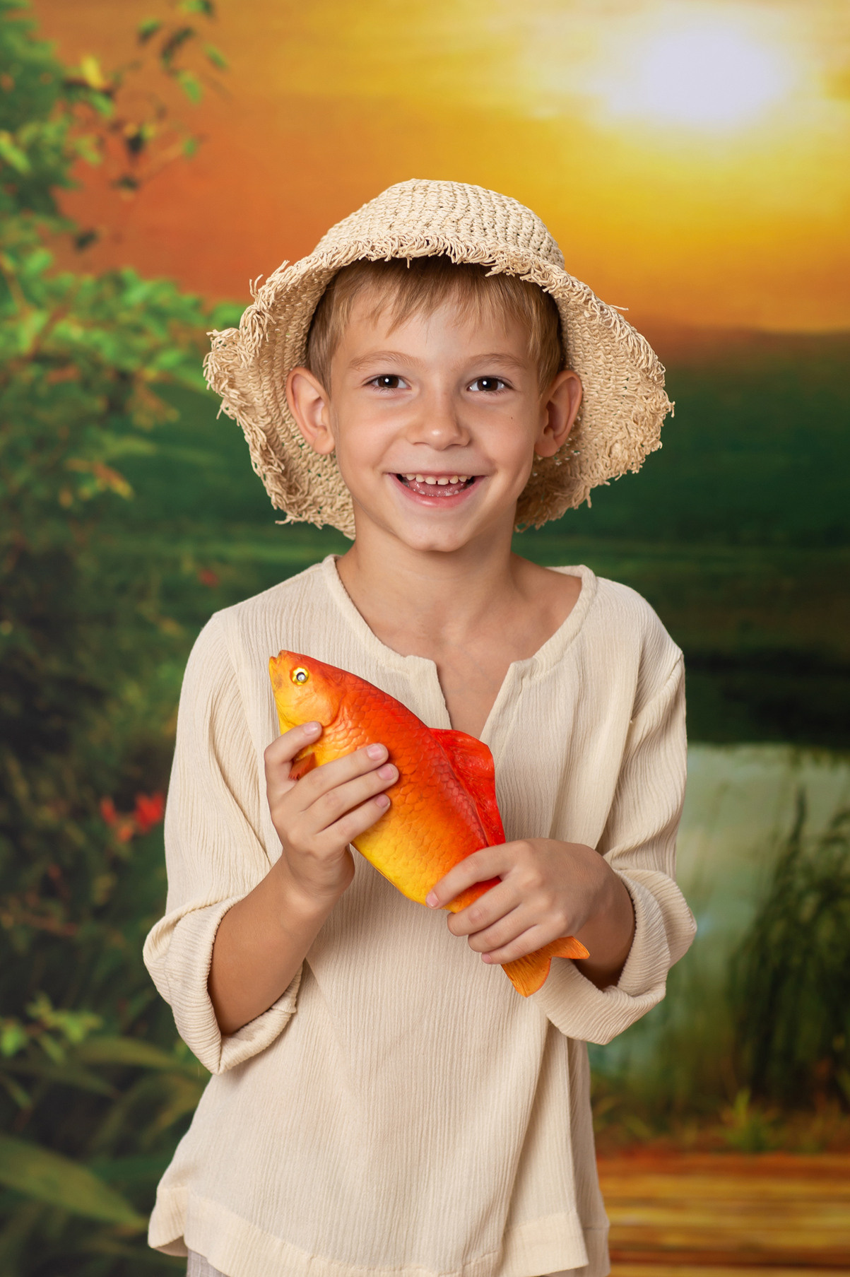 Детская тематическая костюмированная фотосессия Рыбачок. Мальчик с золотой рыбкой.