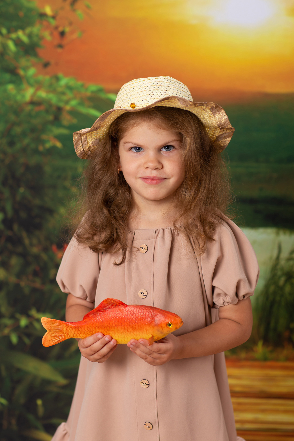 Детская тематическая костюмированная фотосессия Рыбачок. Девочка и золотая рыбка