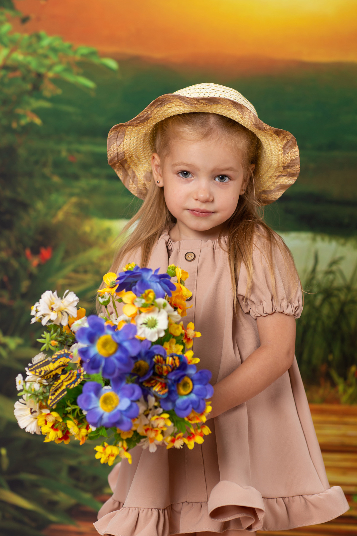 Детская тематическая костюмированная фотосессия Рыбачок. Девочка с букетом цветов