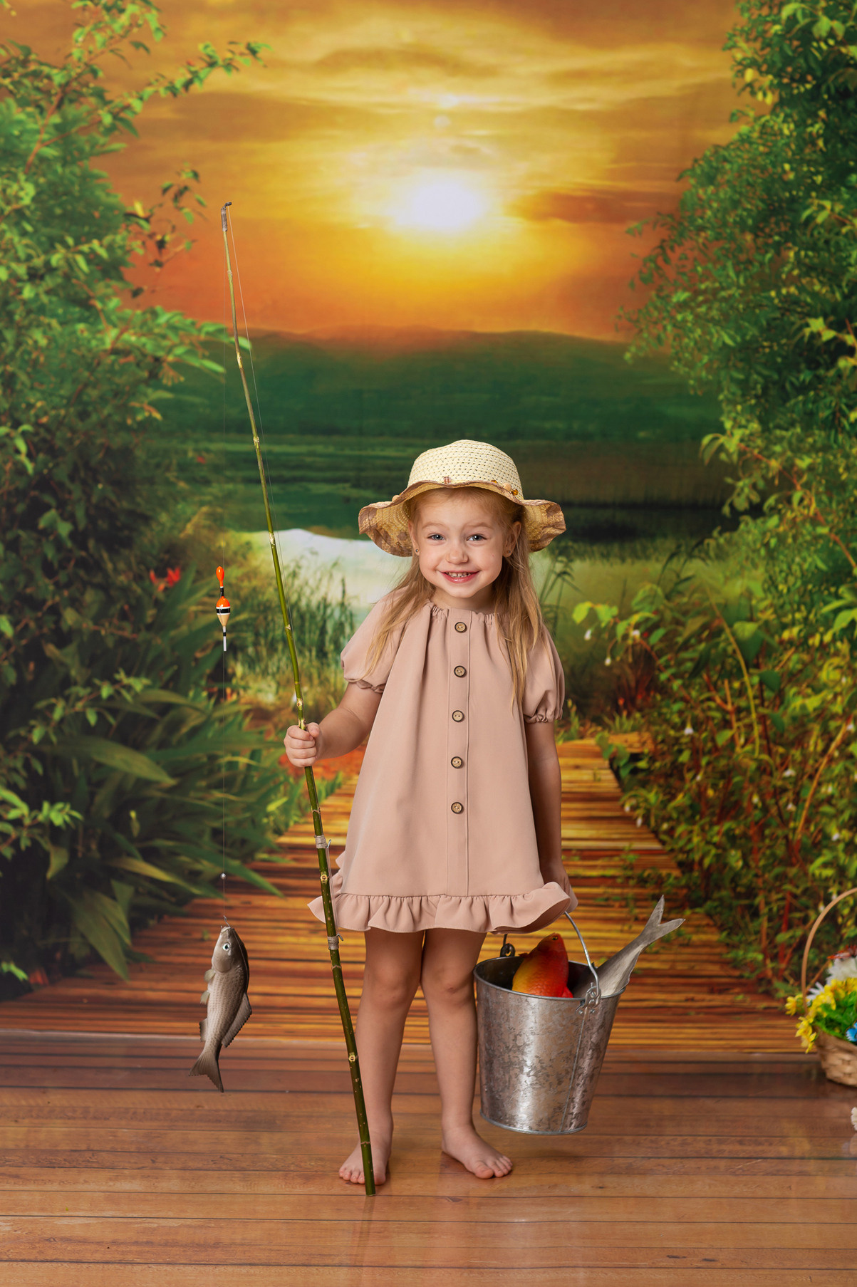 Детская тематическая костюмированная фотосессия Рыбачок. Девочка в шляпке с удочкой и рыбой.