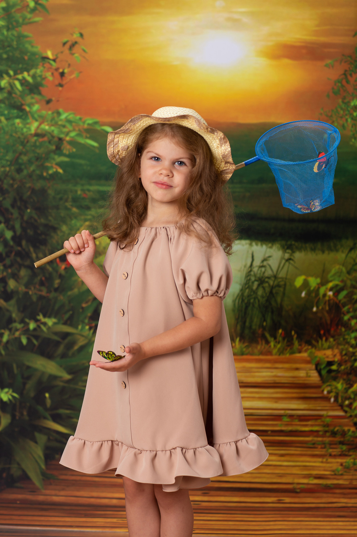 Детская тематическая костюмированная фотосессия Рыбачок.  Девочка в платье пастельного цвета с сачком.