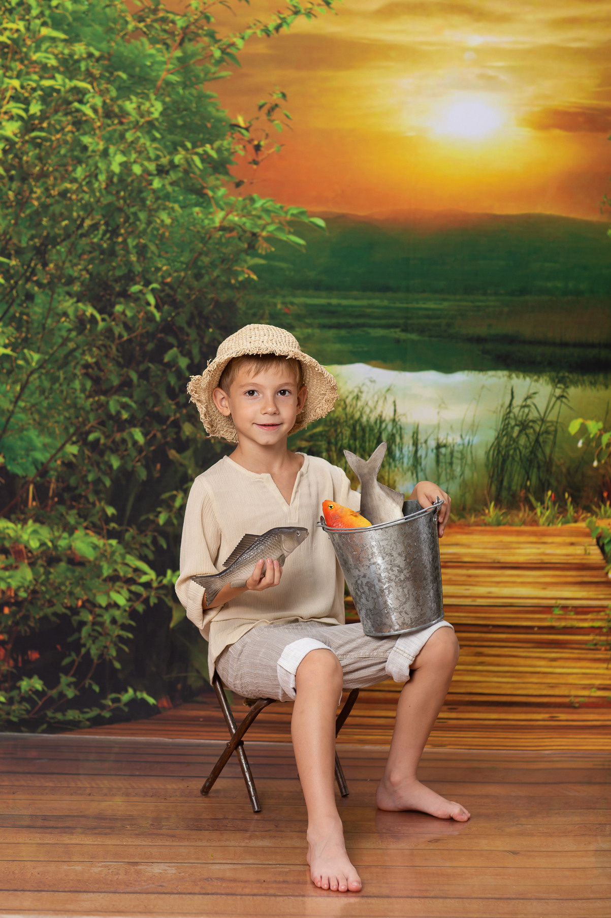 Детская тематическая костюмированная фотосессия Рыбачок. Мальчик с уловом рыбы.