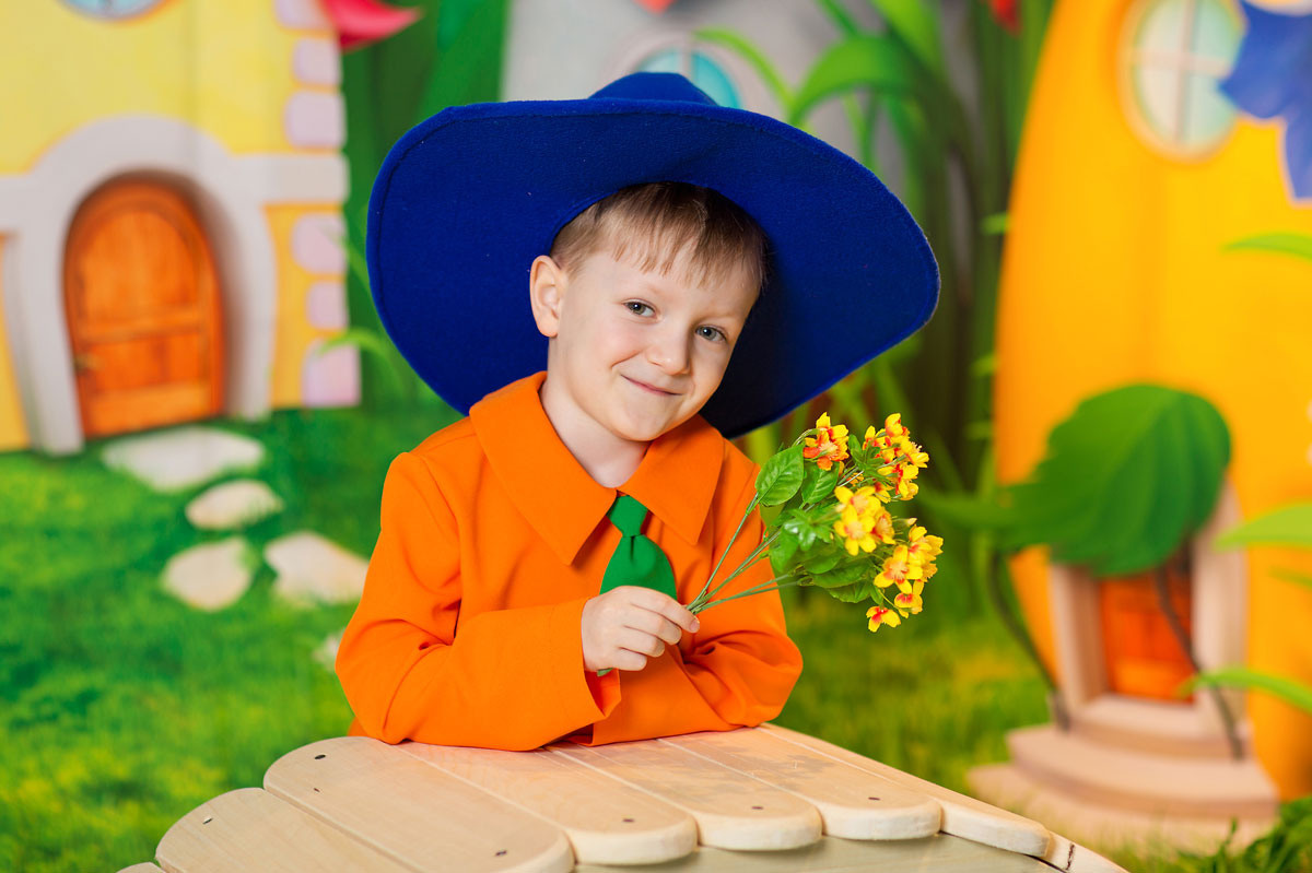 Детская тематическая костюмированная фотосессия, Маленькая страна Весна. Мальчик в костюме Незнайки. Фотосессия в декорациях