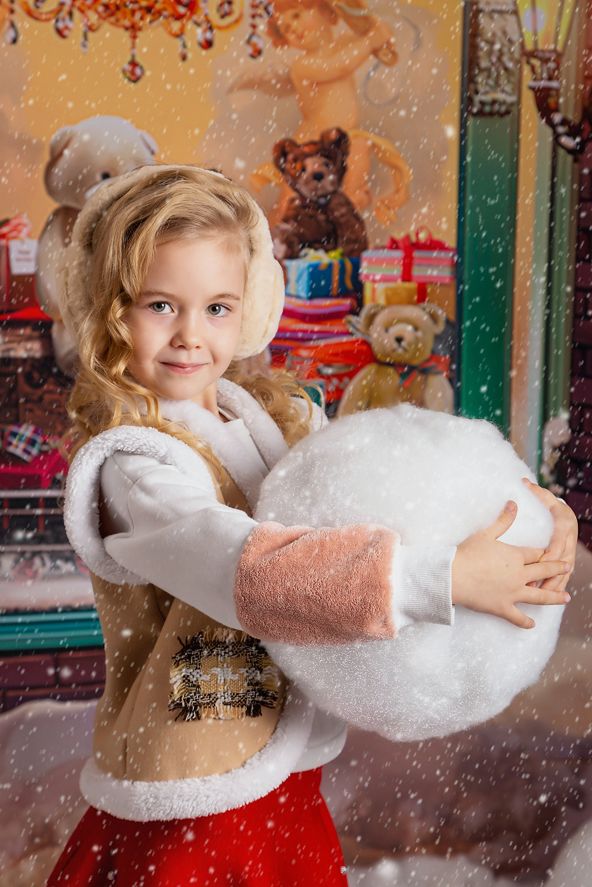 Детская тематическая костюмированная фотосессия, Магазин игрушек. Девочка в меховых наушниках с огромным снежком