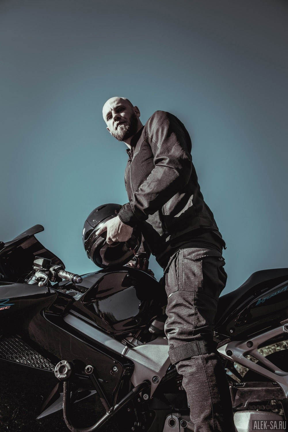 Мужской портрет в тёплом контровом свете на улице — Краснодар