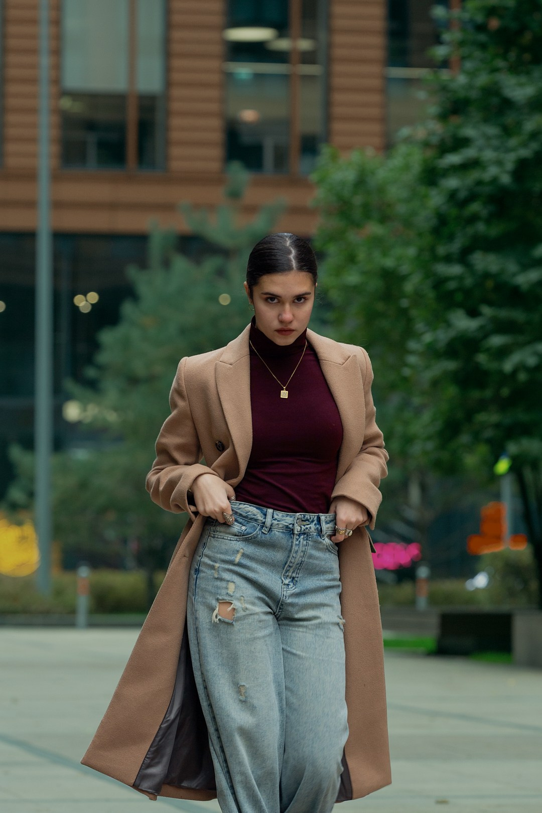 Уличная фотосессия девушки на фоне города — естественный свет