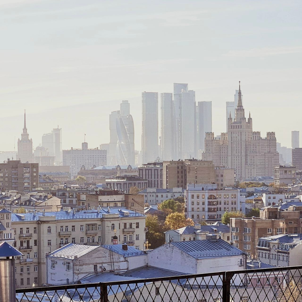 Выставка «Литературный этаж. 100 лет на крыше Дома Нирнзее». П&П — Полезное с Приятным. Фотоэкскурсии — Москва на память. Экскурсовод и фотограф в Москве. Увези столицу в своём альбоме!