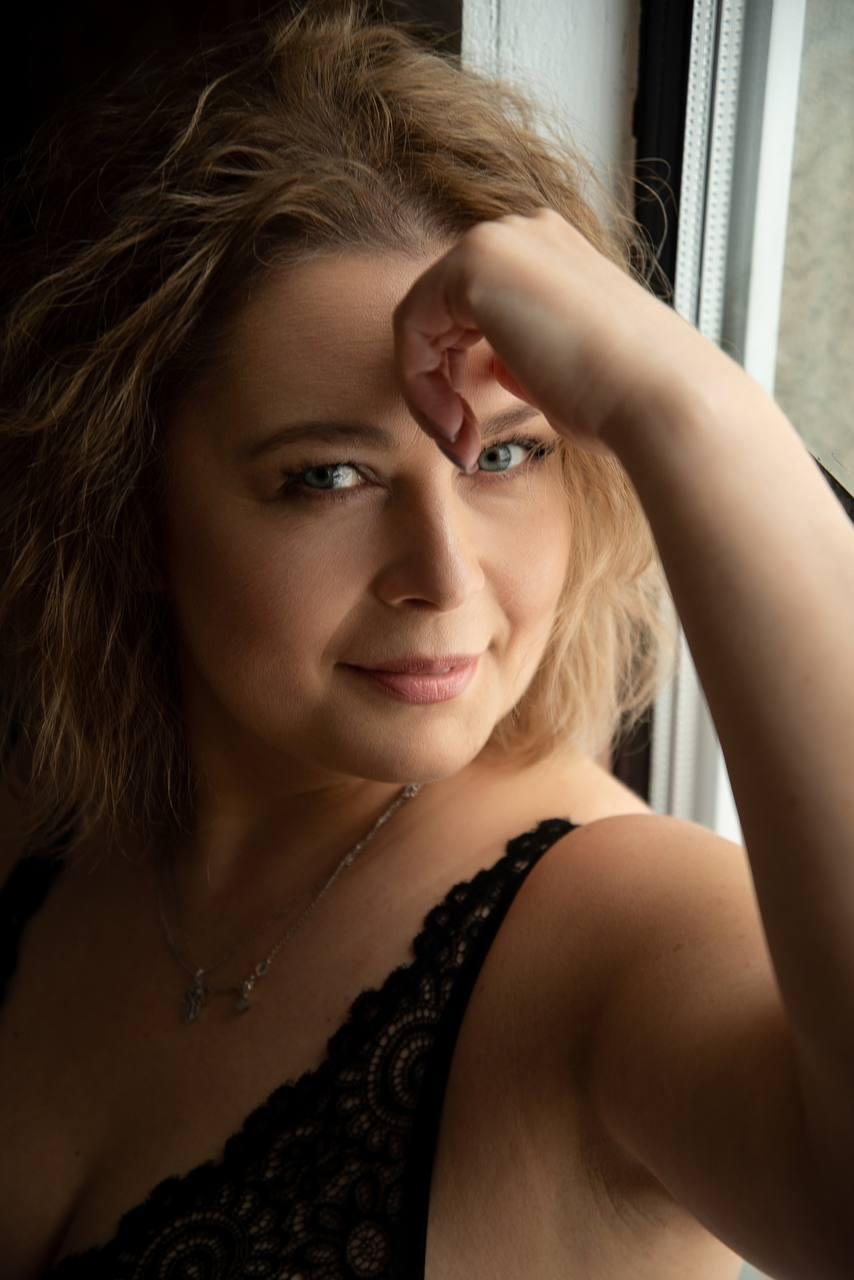 Девушка в белой рубашке, фотосессия в белье студийная. СПБ. Женский фотограф Санкт-Петербург Александра Колий