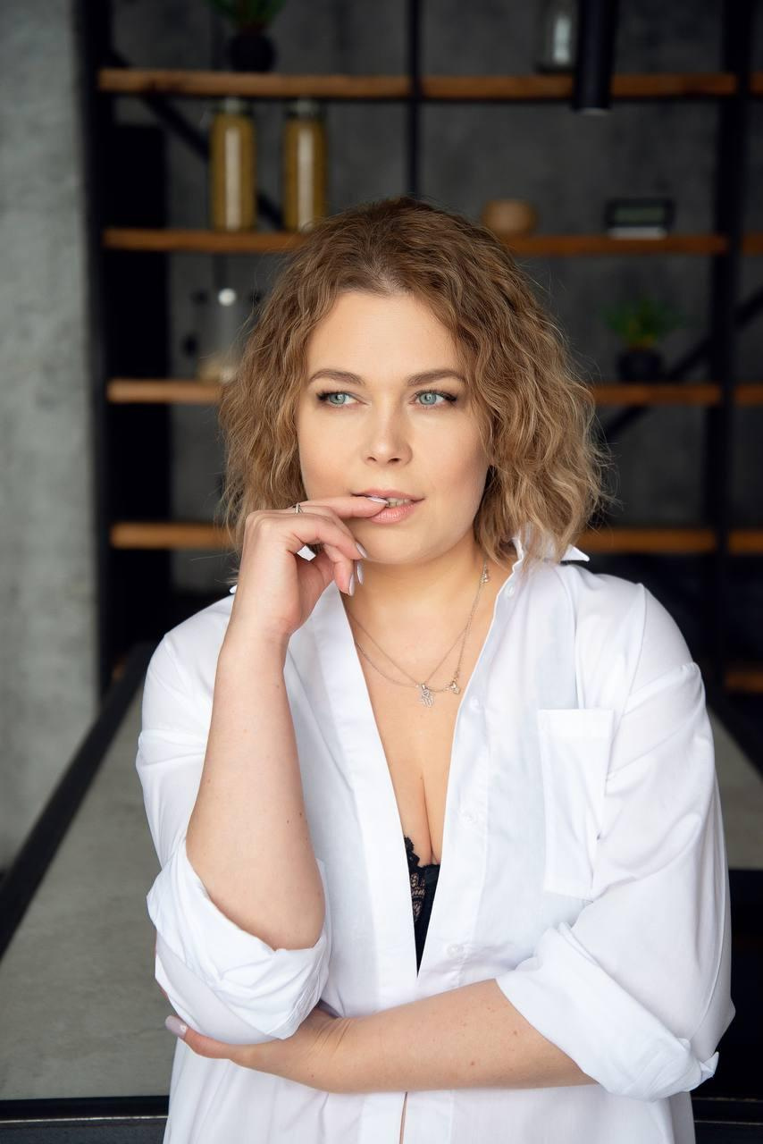 Девушка в белой рубашке, фотосессия в белье студийная. СПБ. Женский фотограф Санкт-Петербург Александра Колий