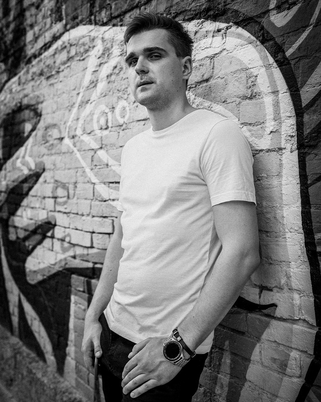 Профессиональная мужская портретная съемка в Гуанчжоу, стильные и выразительные фотографии для личных и бизнес-целей.