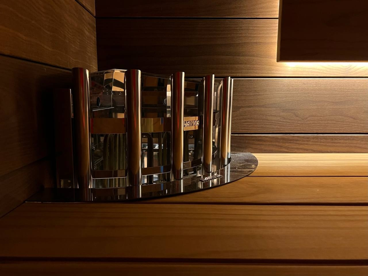 Сауна на Крестовском выполнена из термообработанного ясеня и новозеландской термососны. Эксклюзивное сочетание прямо в квартире. SaunaTopMasters