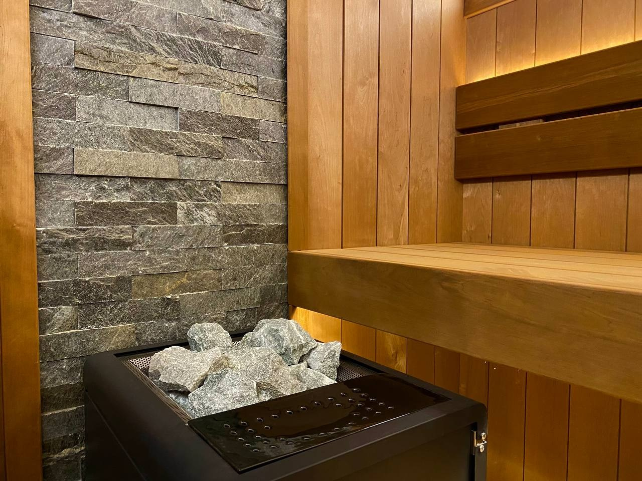 Сауна в Коростово из термоольхи с белоснежными линиями гималайской соли. Ширина доски в 135 мм придает небольшому помещению массивность. SaunaTopMasters