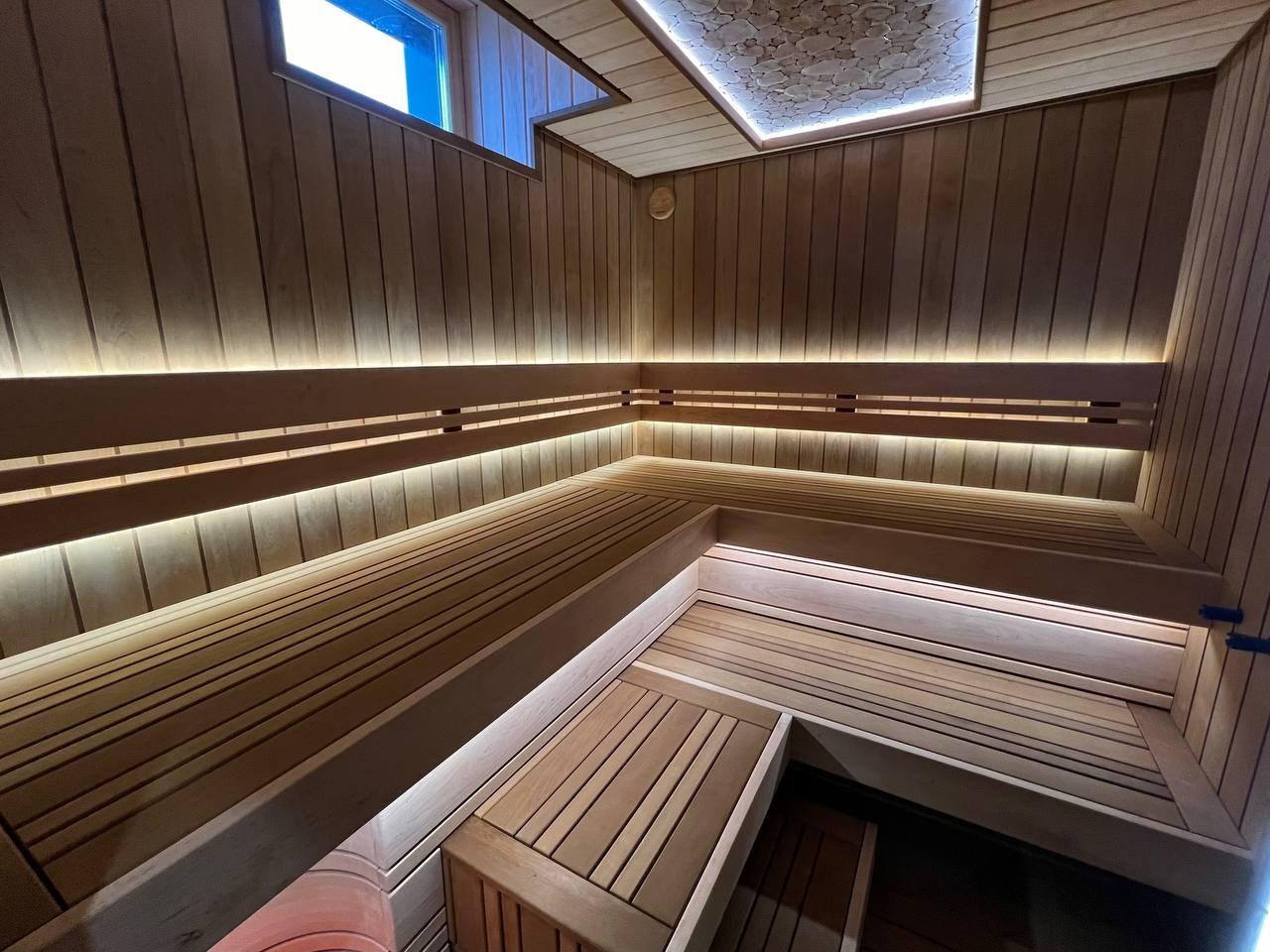 Парная в Родных Просторах выполнена по индивидуальному проекту. В потолке красуется можжевеловое панно, а в углу- глыба из гиммалайской соли. SaunaTopMasters