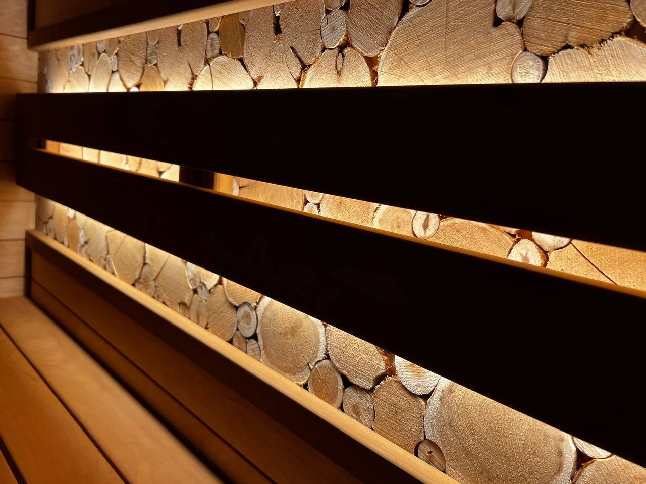 Уютная парная в Glorex Заневский. Компактная, но визуально просторная за счет парящих полков и горизонтального расположения светлой ольхи. SaunaTopMasters