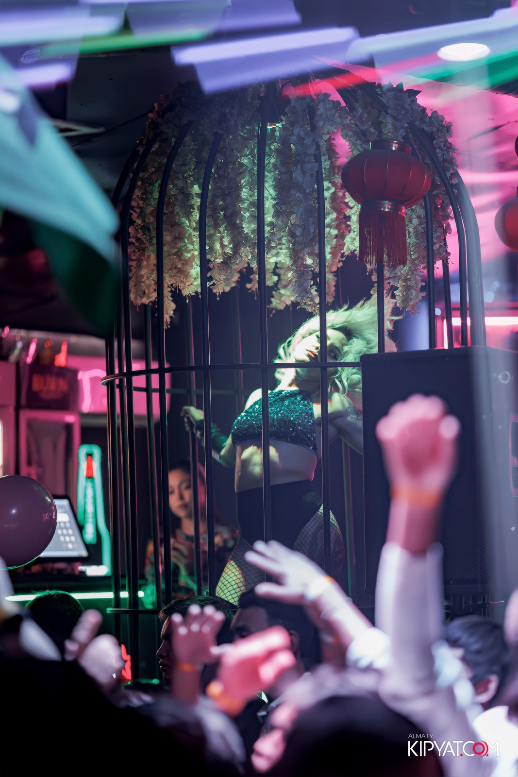 UYAT EMES BAR. КИПЯТКОМ АЛМАТЫ!