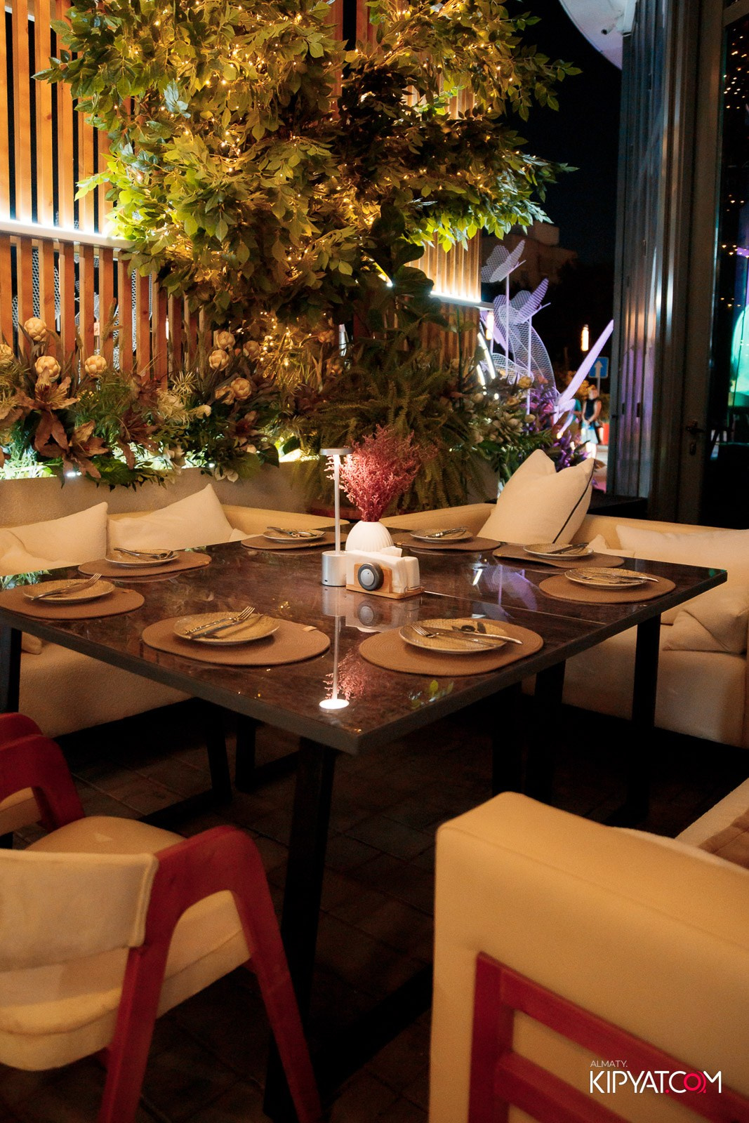 FRIENDS BAR & TERRACE. КИПЯТКОМ АЛМАТЫ!