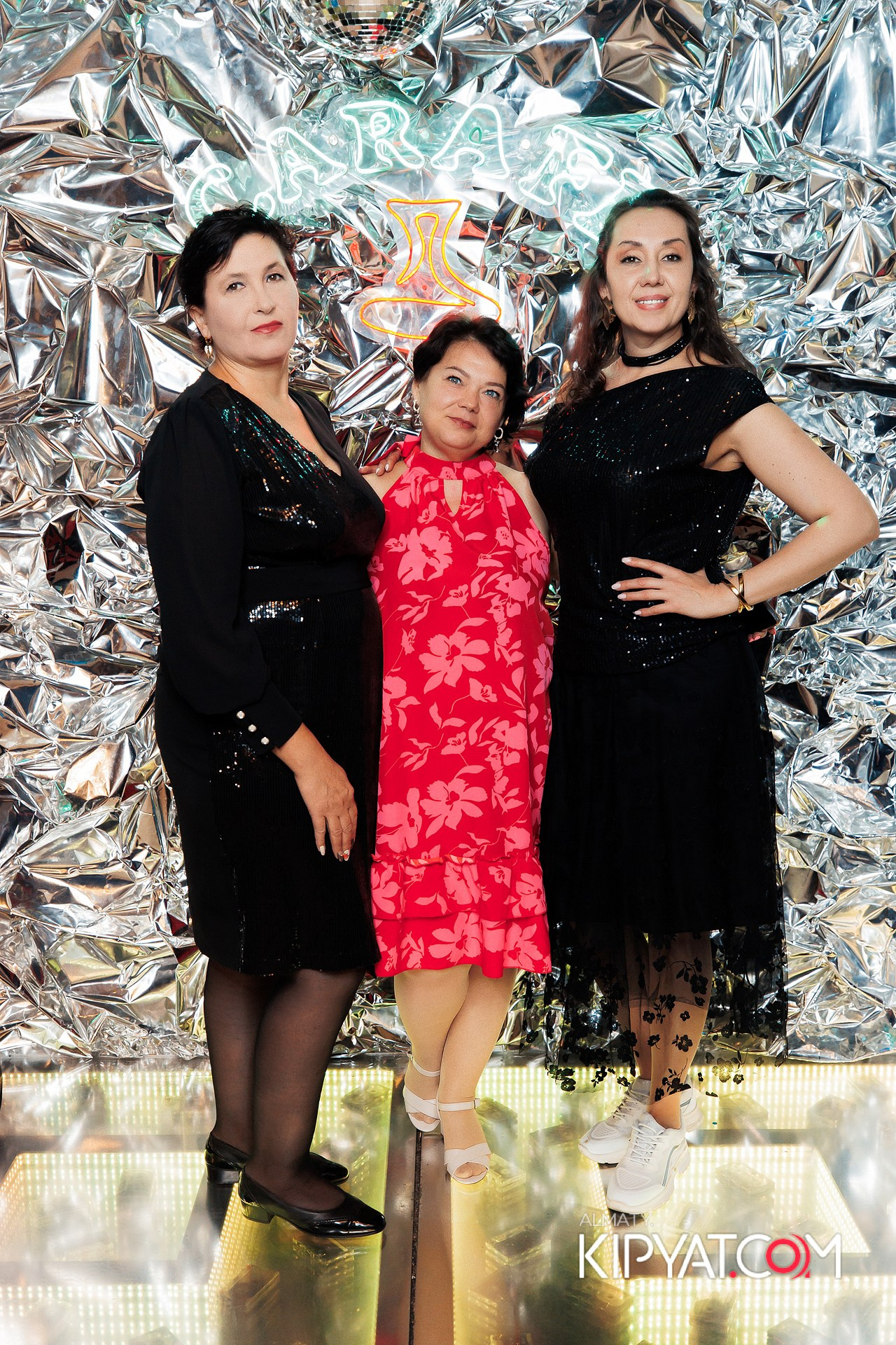 ВЕЧЕРИНКА 90Х КАФЕ CARAFE. КИПЯТКОМ АЛМАТЫ! Фотосъемка мероприятий в Алматы