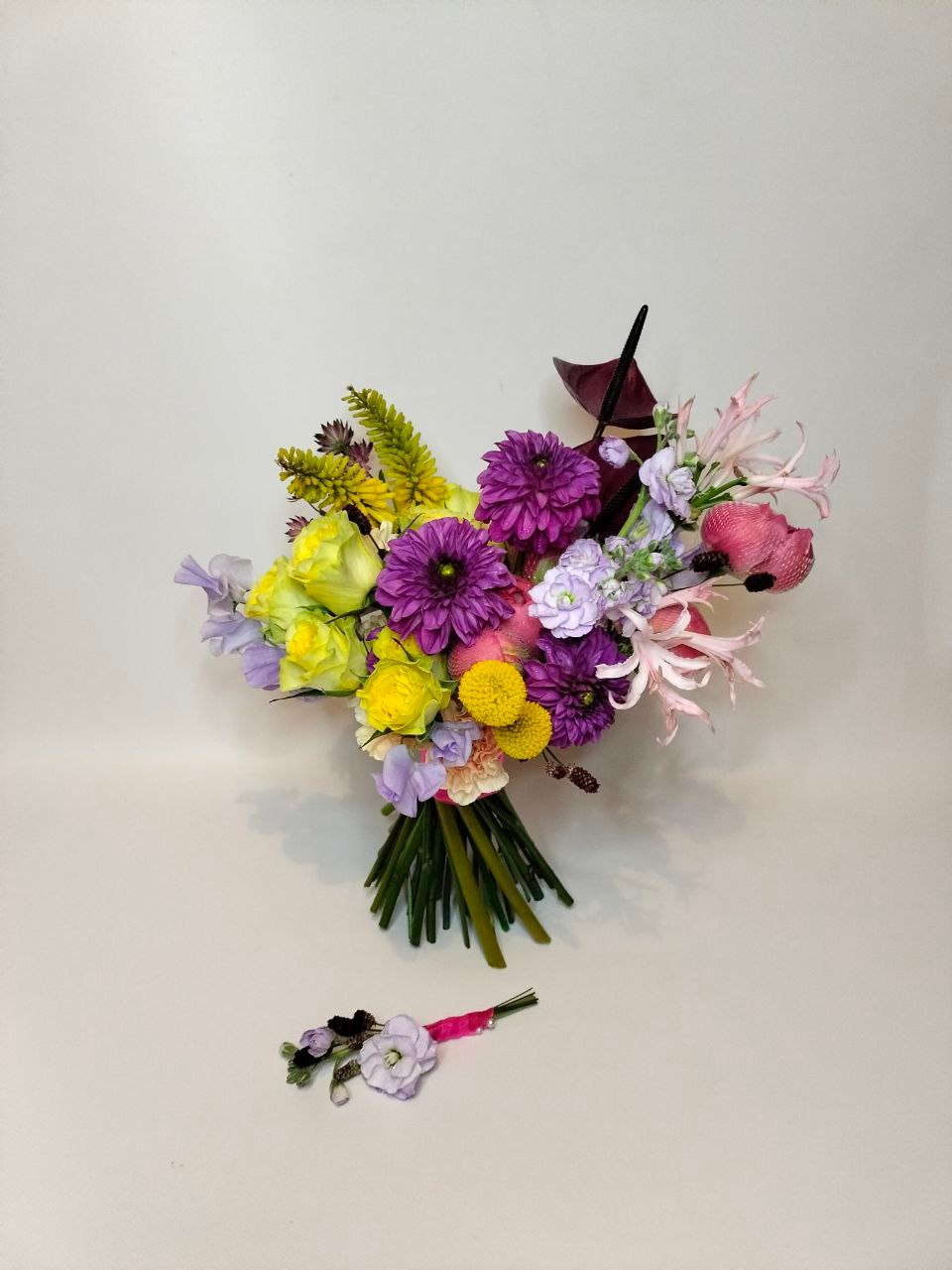  Букет невесты на заказ, букет для невесты Москва, свадебный флорист, флорист на свадьбу, сборка букета на свадьбу, ручная работа, букет для невесты ручной работы, букет невесты ручной работы . бутоньерка жениха в подарок, авторский букет для невест, современный букет невесты. авторский букет невесты, современный букет невесты, невеста 2025,  букет невесты, свадебный букет, свадьба 2025, свадебный букет, свадебный букет невесты, флорист на свадьбу, флорист фрилансер, флорист москва, ручная работа, яркий букет невесты, современный букет невесты, весенний букет невесты, антуриум, амарант, французские тюльпаны, аллиум, гиацинт, флорист на свадьбу, хороший флорист, флорист фрилансер, букет по фото, флорист профессионал