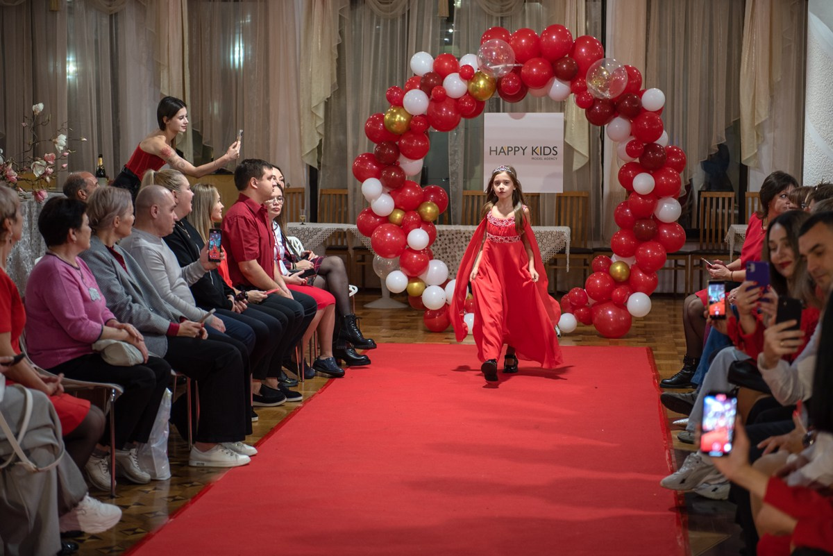 Выпускной в детской школе моделей HAPPYkids 2024. Семейный и коммерческий фотограф в Сочи Александр Бодунов