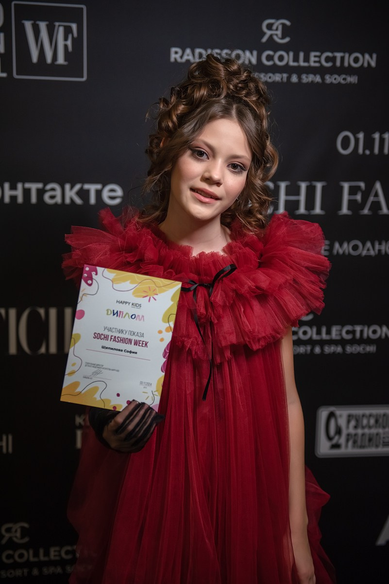 SochiFashionWeek2024 дизайнер Анохина Светлана. Семейный и коммерческий фотограф в Сочи Александр Бодунов