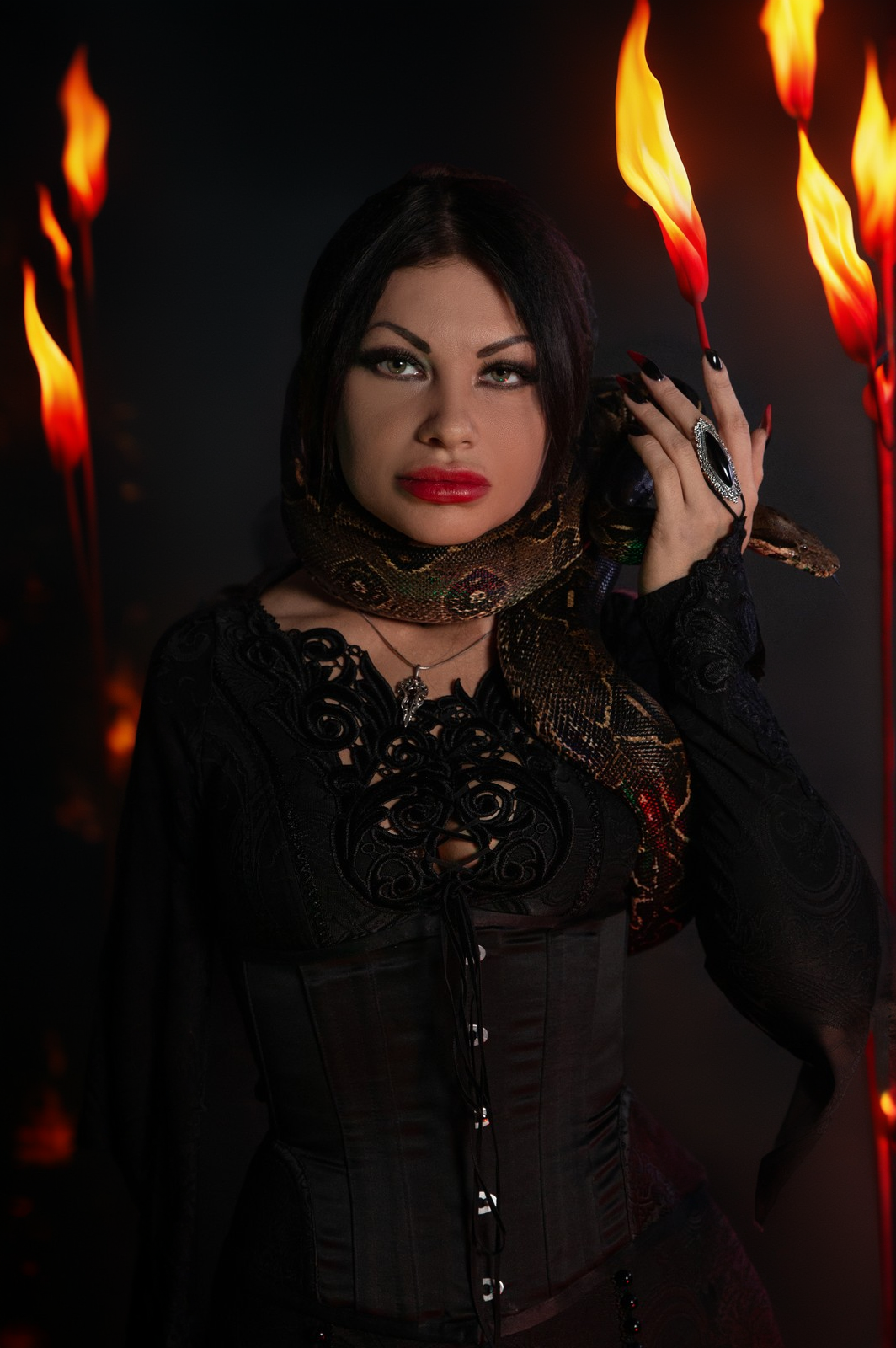 готическая фотосессия ведьмы со змеями, спиритическая доска, черепа