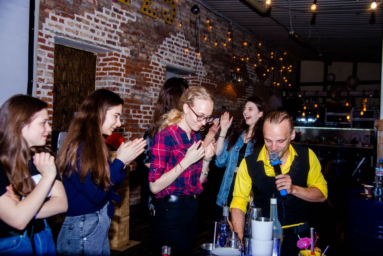 Ведущий + диджей + флейринг-шоу на выпускной вечер и другие праздники для молодёжи и подростков