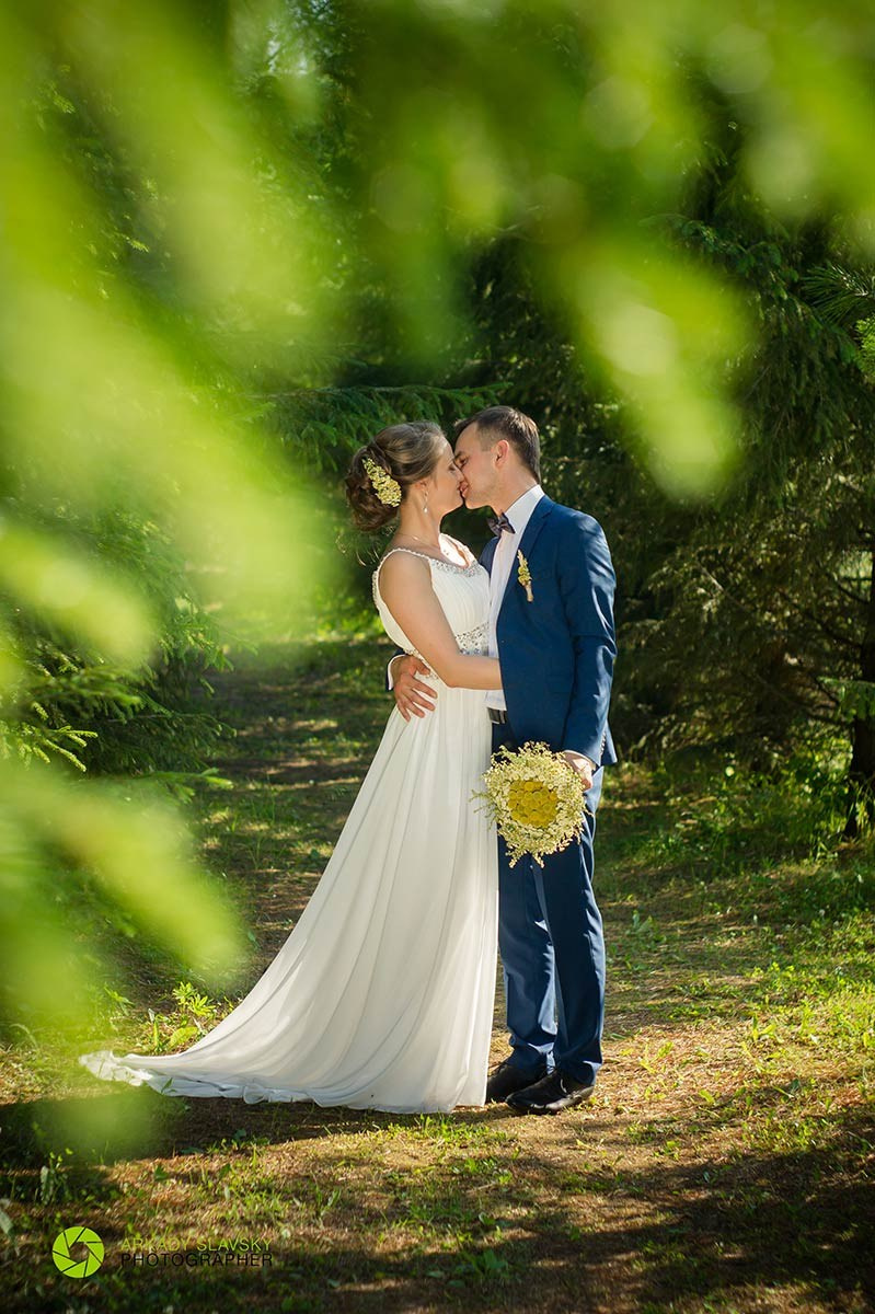 Фотосессия свадьбы в тенистой аллее Анапы.