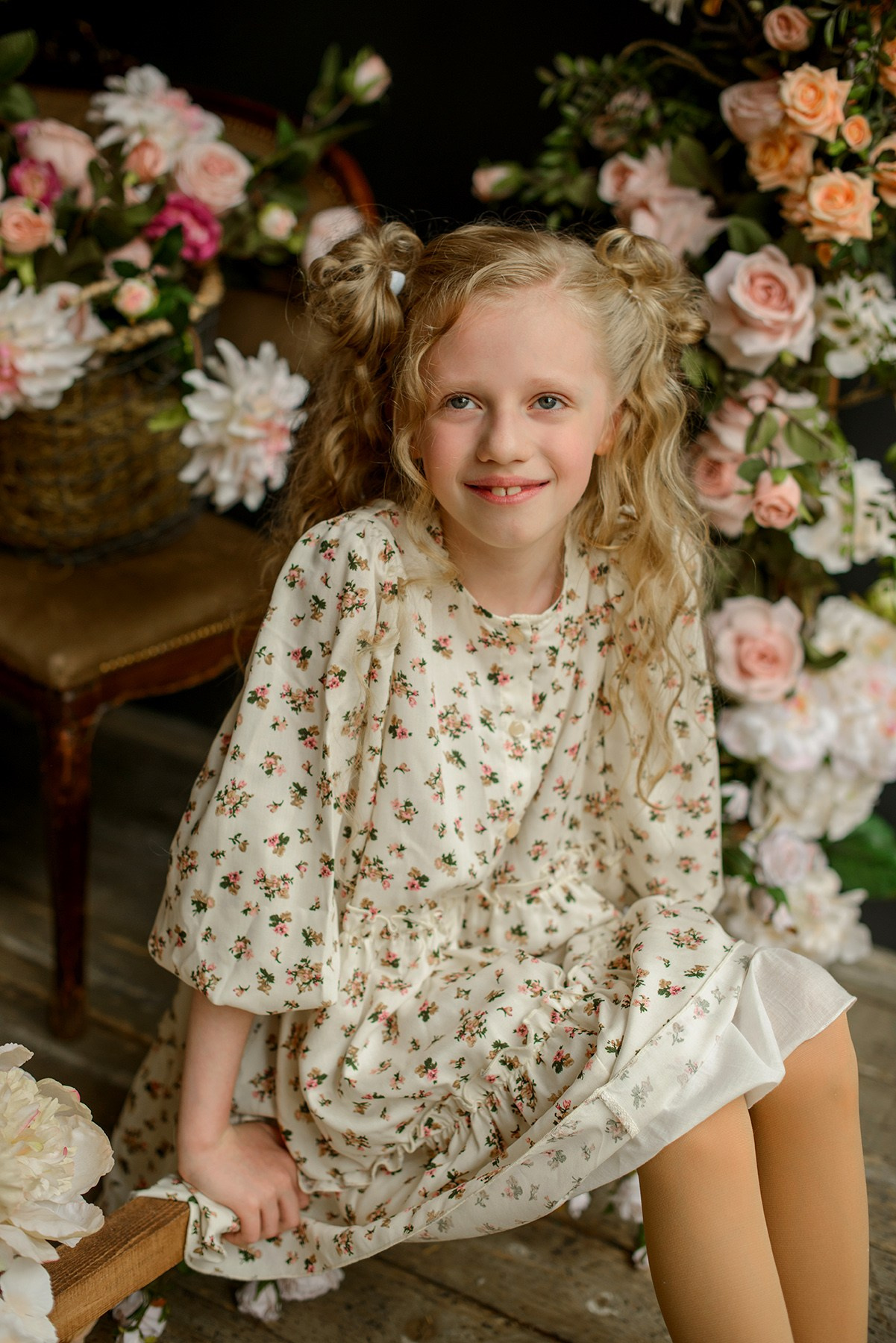Photo shoot of a girl with goslings and a hat. Photographer Elena Carruthers, Scotland