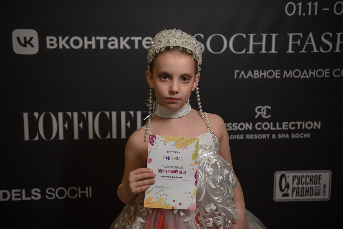 SochiFashionWeek2024 дизайнер Анохина Светлана. Семейный и коммерческий фотограф в Сочи Александр Бодунов