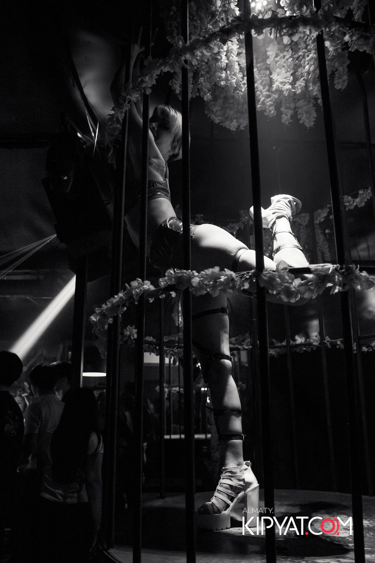 UYAT EMES BAR. КИПЯТКОМ АЛМАТЫ!