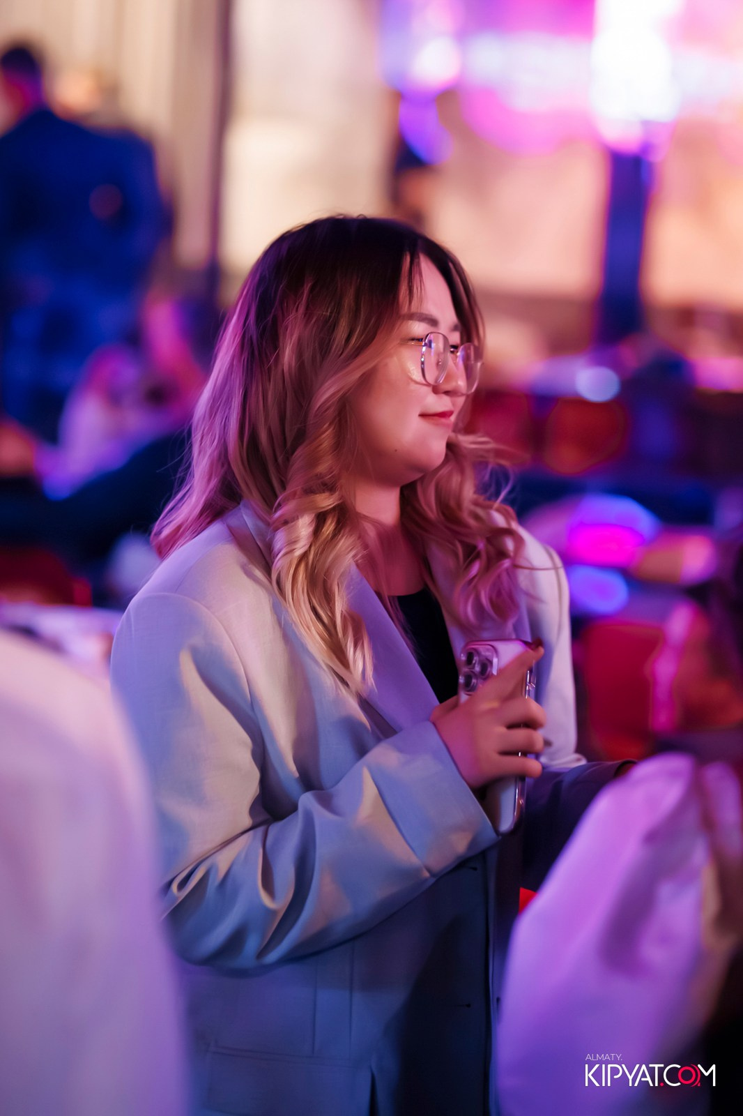 БАР ПАНАЕХАЛИ НА ТОЛЕ БИ. КИПЯТКОМ АЛМАТЫ!